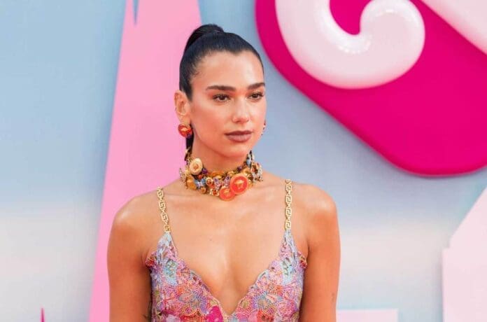 A woman in a pink dress at the MTV Music Awards.