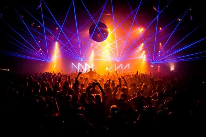 Amsterdam Dance Event drew an astonishing crowd of people at a concert, with a record-breaking 500,000 visitors.